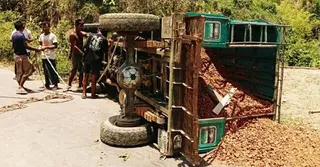 রাঙামাটির রাজস্থলীতে চাঁদের গাড়ি উল্টে চালক-শ্রমিকসহ আহত ৬